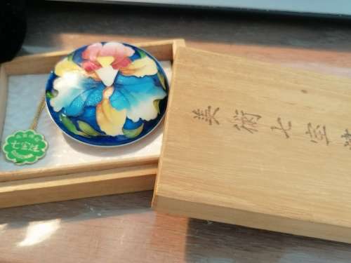 BEAUTIFUL VINTAGE JAPANESE CLOISSONE BROOCH DEPICTING AN ORCHID