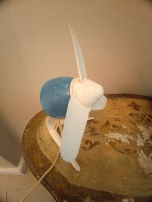 CIRCA 1950. FROST DESK FAN