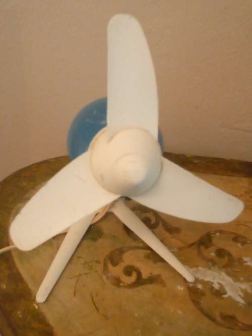 CIRCA 1950. FROST DESK FAN