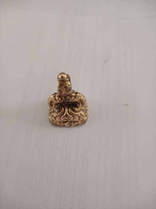 BEAUTIFUL ANTIQUE 9K GOLD SET WITH A RETANGULAR LIME QUARTZ FOB PENDANT