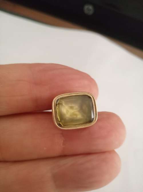 BEAUTIFUL ANTIQUE 9K GOLD SET WITH A RETANGULAR LIME QUARTZ FOB PENDANT