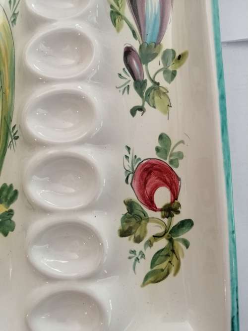 A BEAUTIFUL ITALIAN HAND PAINTED EGG PLATTER