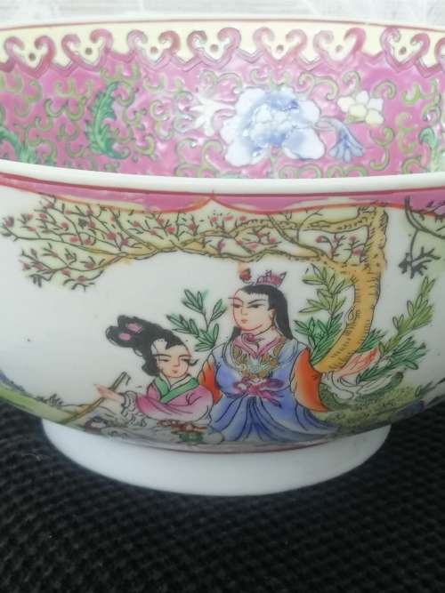 A BEAUTIFUL PINK CHINESE FAMILLE ROSE BOWL