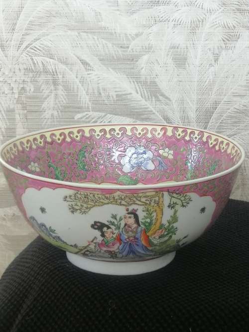 A BEAUTIFUL PINK CHINESE FAMILLE ROSE BOWL
