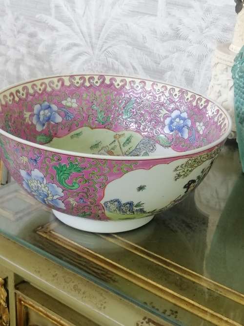 A BEAUTIFUL PINK CHINESE FAMILLE ROSE BOWL