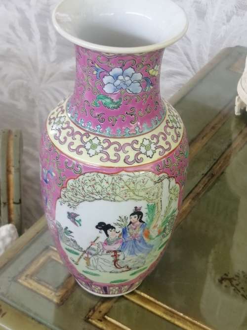 A BEAUTIFUL PINK CHINESE FAMILLE ROSE VASE