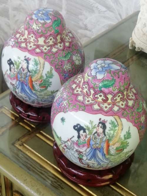 TWO BEAUTIFUL PINK  CHINESEFAMILLE ROSE LIDDED GINGER JARS