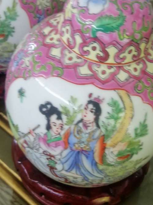 TWO BEAUTIFUL PINK  CHINESEFAMILLE ROSE LIDDED GINGER JARS