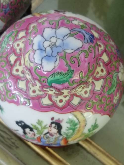 TWO BEAUTIFUL PINK  CHINESEFAMILLE ROSE LIDDED GINGER JARS