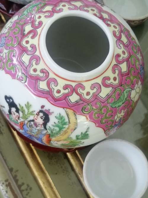 TWO BEAUTIFUL PINK  CHINESEFAMILLE ROSE LIDDED GINGER JARS
