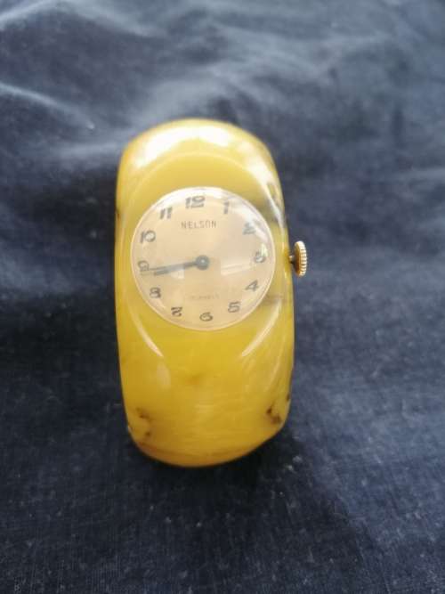 A STUNNING CIRCA 1940 BAKELITE MARBLED BUTTERSCOTCH HINGED BANGLE WATCH