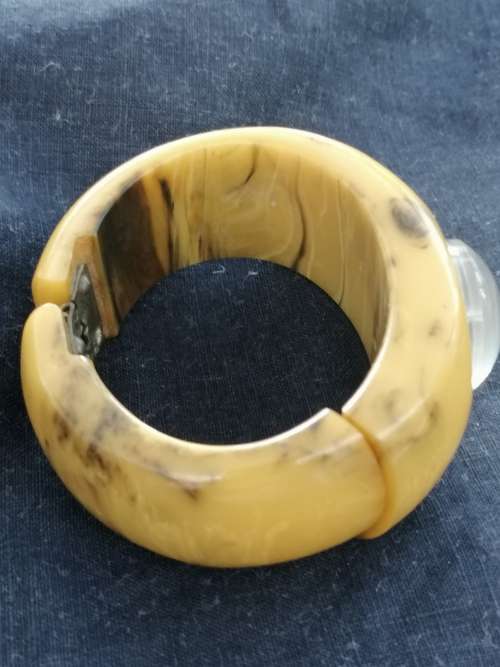 A STUNNING CIRCA 1940 BAKELITE MARBLED BUTTERSCOTCH HINGED BANGLE WATCH