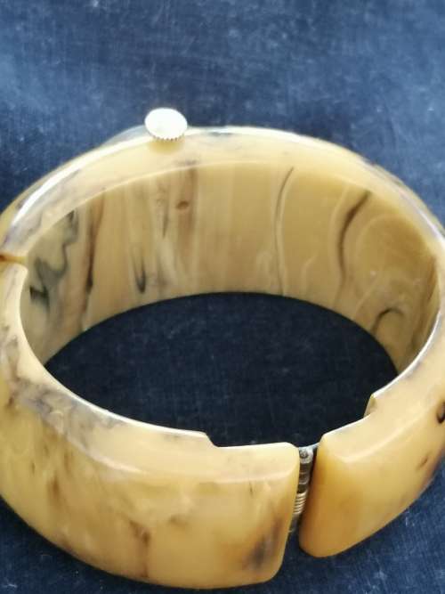 A STUNNING CIRCA 1940 BAKELITE MARBLED BUTTERSCOTCH HINGED BANGLE WATCH