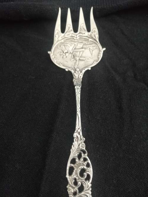 AN ANTIQUE DUTCH SILVER SERVING FORK