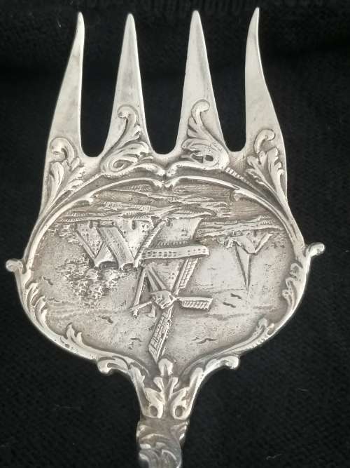 AN ANTIQUE DUTCH SILVER SERVING FORK