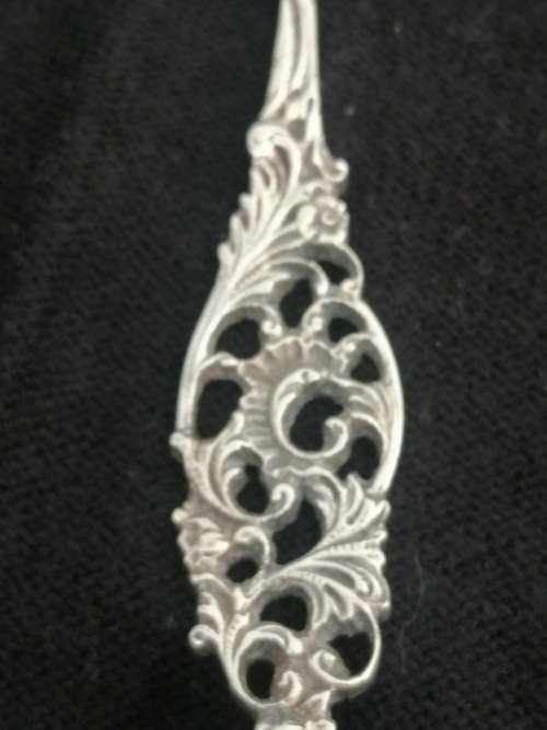 AN ANTIQUE DUTCH SILVER SERVING FORK