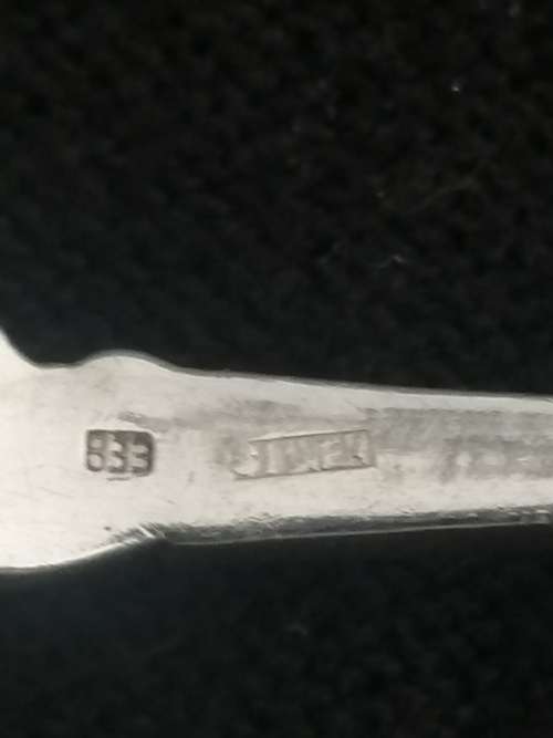 AN ANTIQUE DUTCH SILVER SERVING FORK