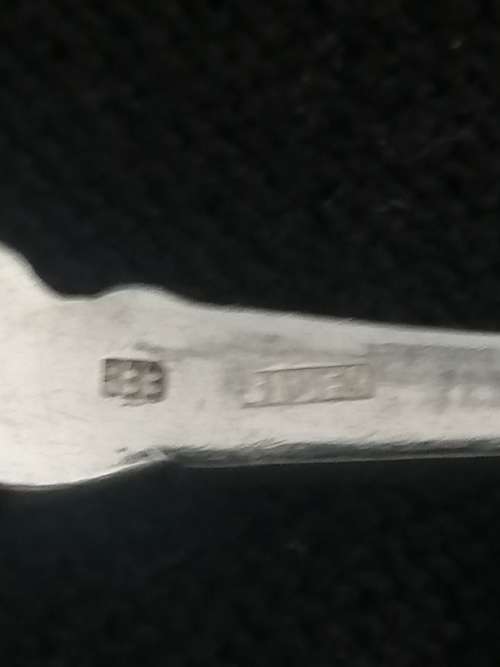 AN ANTIQUE DUTCH SILVER SERVING FORK