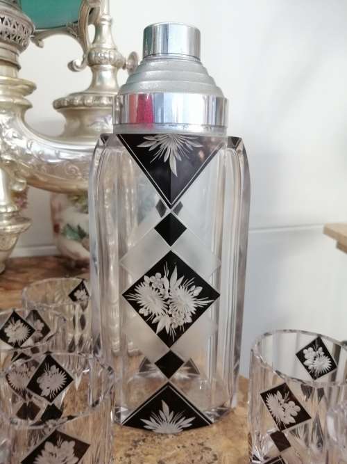 RARE CZECH GEOMETRICAL. CLEAR & ETCHED GLASS WITH BLACK ENAMEL COCKTAIL SHAKER WITH 6 GLASSES C1930