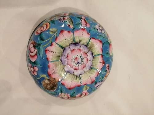 A PRETTY VINTAGE CHINESE DOMED LIDDED ENAMELLED TRINKET BOX