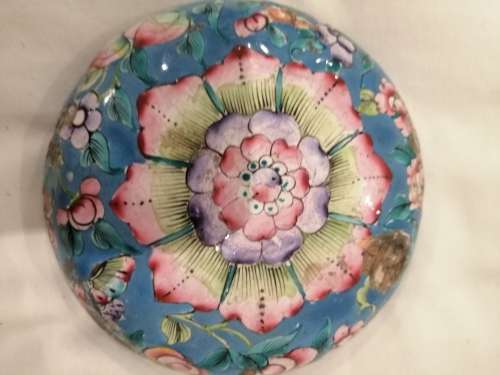 A PRETTY VINTAGE CHINESE DOMED LIDDED ENAMELLED TRINKET BOX