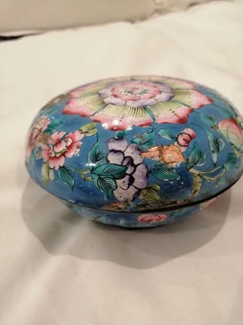 A PRETTY VINTAGE CHINESE DOMED LIDDED ENAMELLED TRINKET BOX