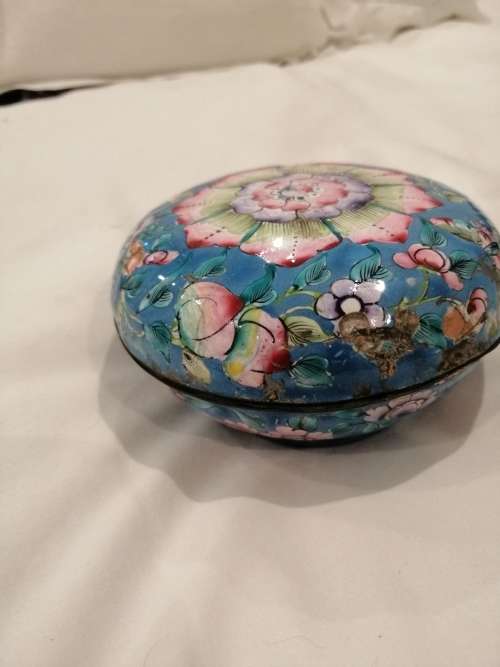 A PRETTY VINTAGE CHINESE DOMED LIDDED ENAMELLED TRINKET BOX