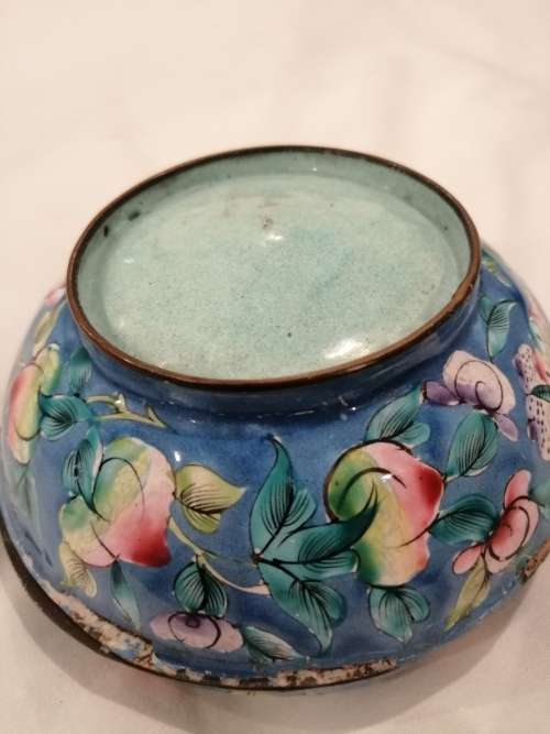 A PRETTY VINTAGE CHINESE DOMED LIDDED ENAMELLED TRINKET BOX
