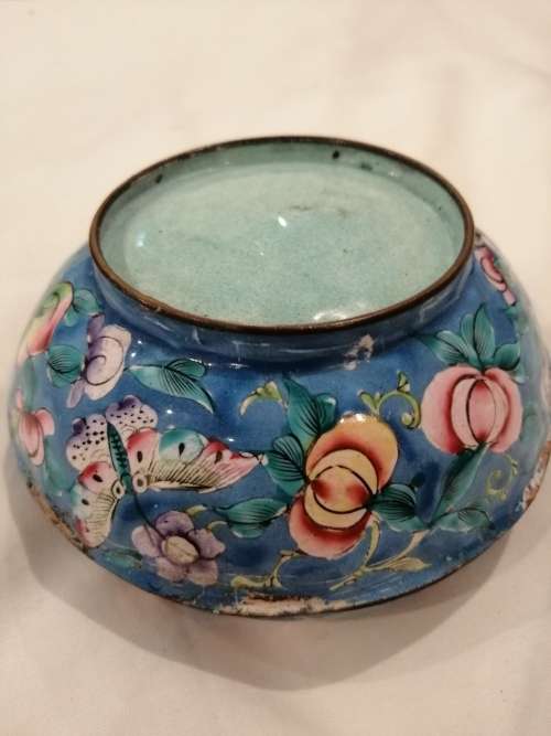 A PRETTY VINTAGE CHINESE DOMED LIDDED ENAMELLED TRINKET BOX