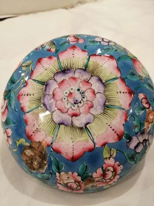 A PRETTY VINTAGE CHINESE DOMED LIDDED ENAMELLED TRINKET BOX