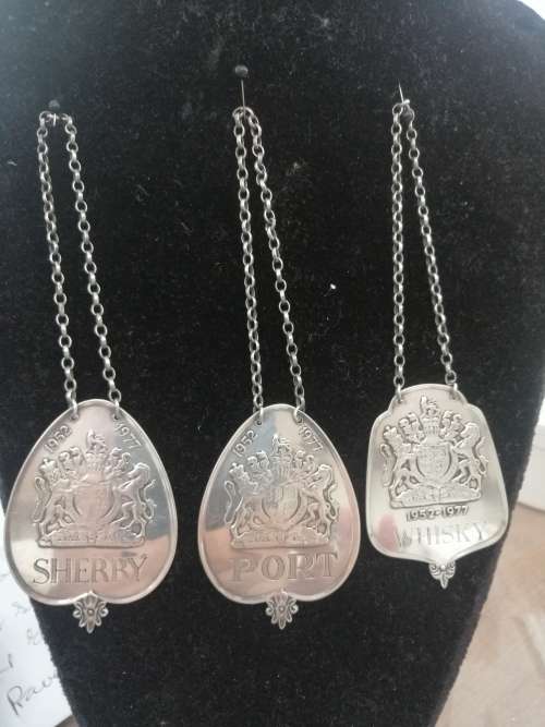 EXCELLENT QUALITY, LIMITED EDITION QUEENS SILVER JUBILEE SILVER DECANTER LABELS