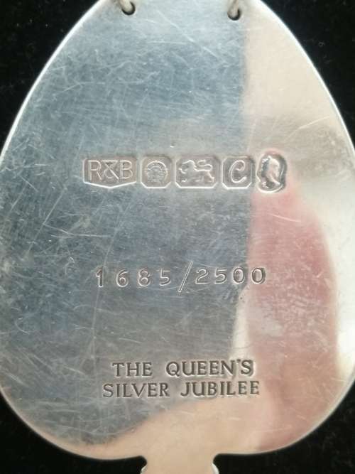 EXCELLENT QUALITY, LIMITED EDITION QUEENS SILVER JUBILEE SILVER DECANTER LABELS