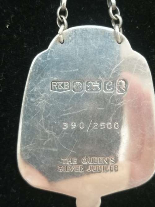 EXCELLENT QUALITY, LIMITED EDITION QUEENS SILVER JUBILEE SILVER DECANTER LABELS