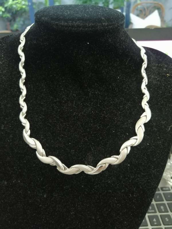 A STUNNING,RETRO,ITALIAN,PERIAMMA 18CT WHITE GOLD LEAF DESIGN NECKLACE