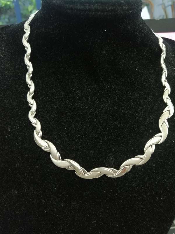 A STUNNING,RETRO,ITALIAN,PERIAMMA 18CT WHITE GOLD LEAF DESIGN NECKLACE