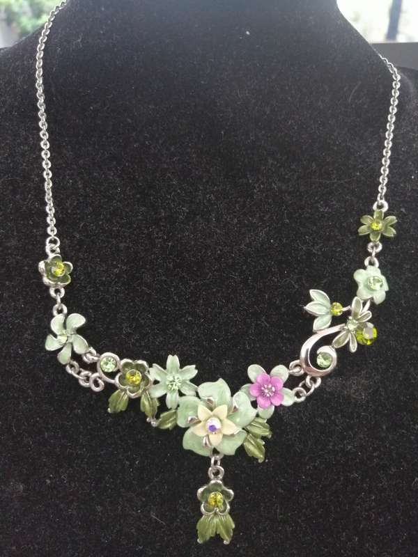 A PRETTY,VINTAGE ENAMELED NECKLACE AND EARRING SET