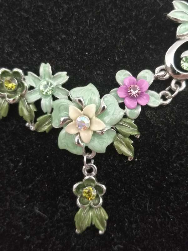 A PRETTY,VINTAGE ENAMELED NECKLACE AND EARRING SET
