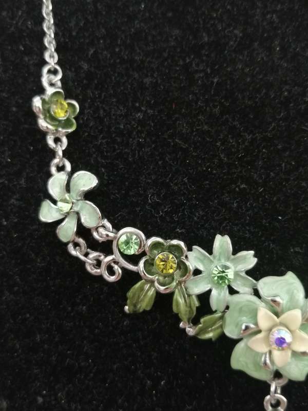 A PRETTY,VINTAGE ENAMELED NECKLACE AND EARRING SET