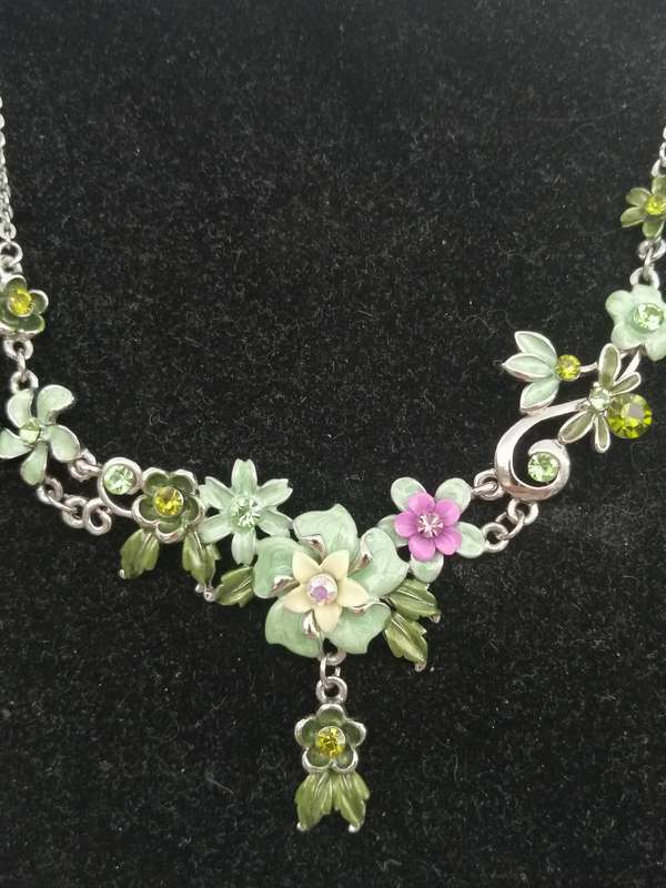 A PRETTY,VINTAGE ENAMELED NECKLACE AND EARRING SET