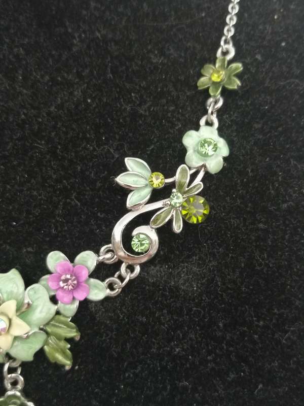 A PRETTY,VINTAGE ENAMELED NECKLACE AND EARRING SET