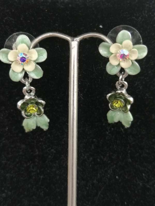 A PRETTY,VINTAGE ENAMELED NECKLACE AND EARRING SET