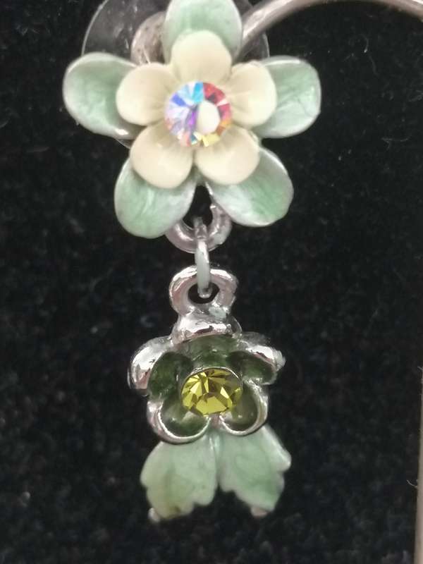 A PRETTY,VINTAGE ENAMELED NECKLACE AND EARRING SET