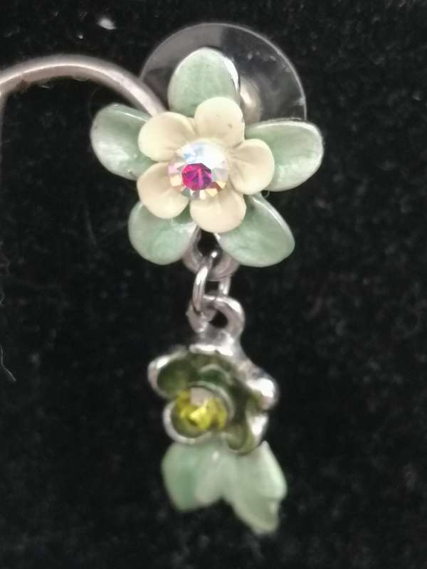 A PRETTY,VINTAGE ENAMELED NECKLACE AND EARRING SET