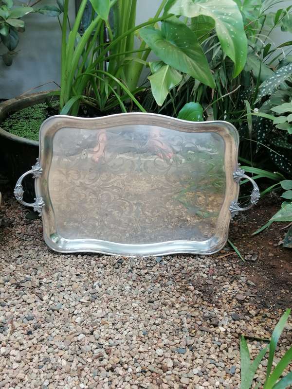 A BEAUTIFUL EXTRA LARGE SILVER PLATED DRINKS  TRAY
