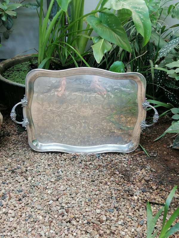 A BEAUTIFUL EXTRA LARGE SILVER PLATED DRINKS  TRAY