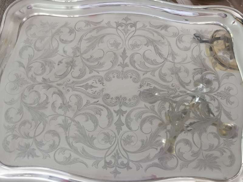 A BEAUTIFUL EXTRA LARGE SILVER PLATED DRINKS  TRAY