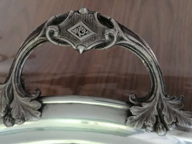 A BEAUTIFUL EXTRA LARGE SILVER PLATED DRINKS  TRAY