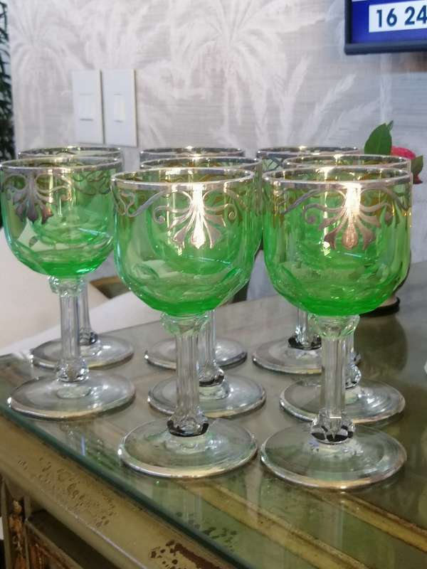 STUNNING SET OF 8 ART NOUVEAU SILVER OVERLAYED URANIUM WINE GLASSES