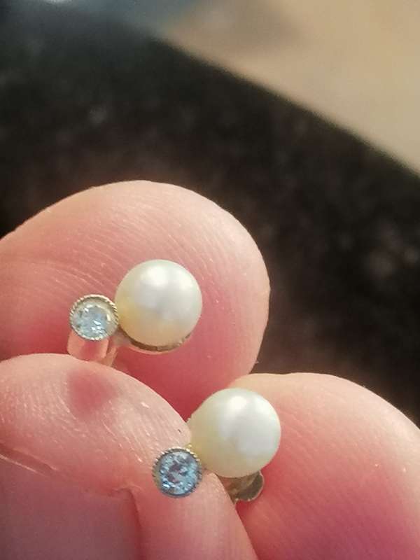 18ct yellow gold earrings set with pearls and small round cut diamonds . Ttl weight 1.7g pearl,5mm.