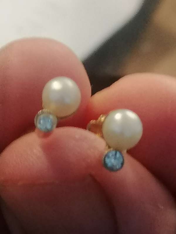 18ct yellow gold earrings set with pearls and small round cut diamonds . Ttl weight 1.7g pearl,5mm.